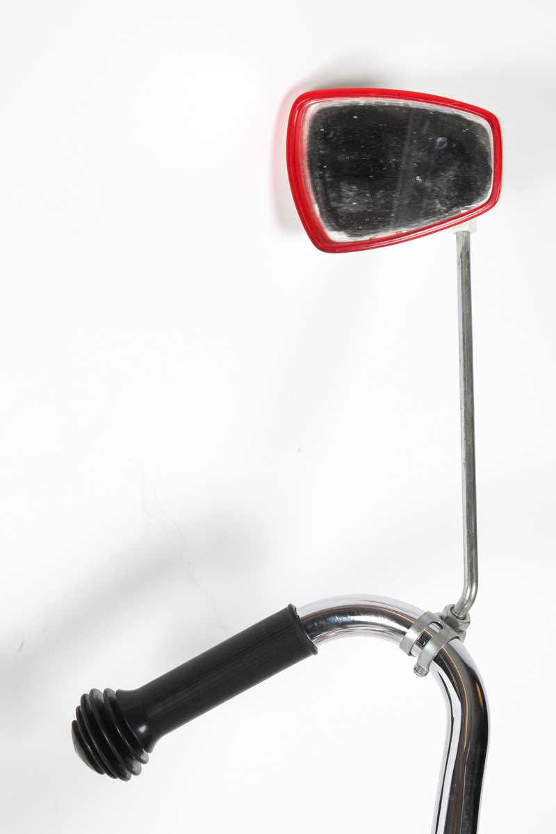Rød guttesykkel med trippel gir. Sykkelen har to speil og et "dashbord" med reflekser montert på styret.