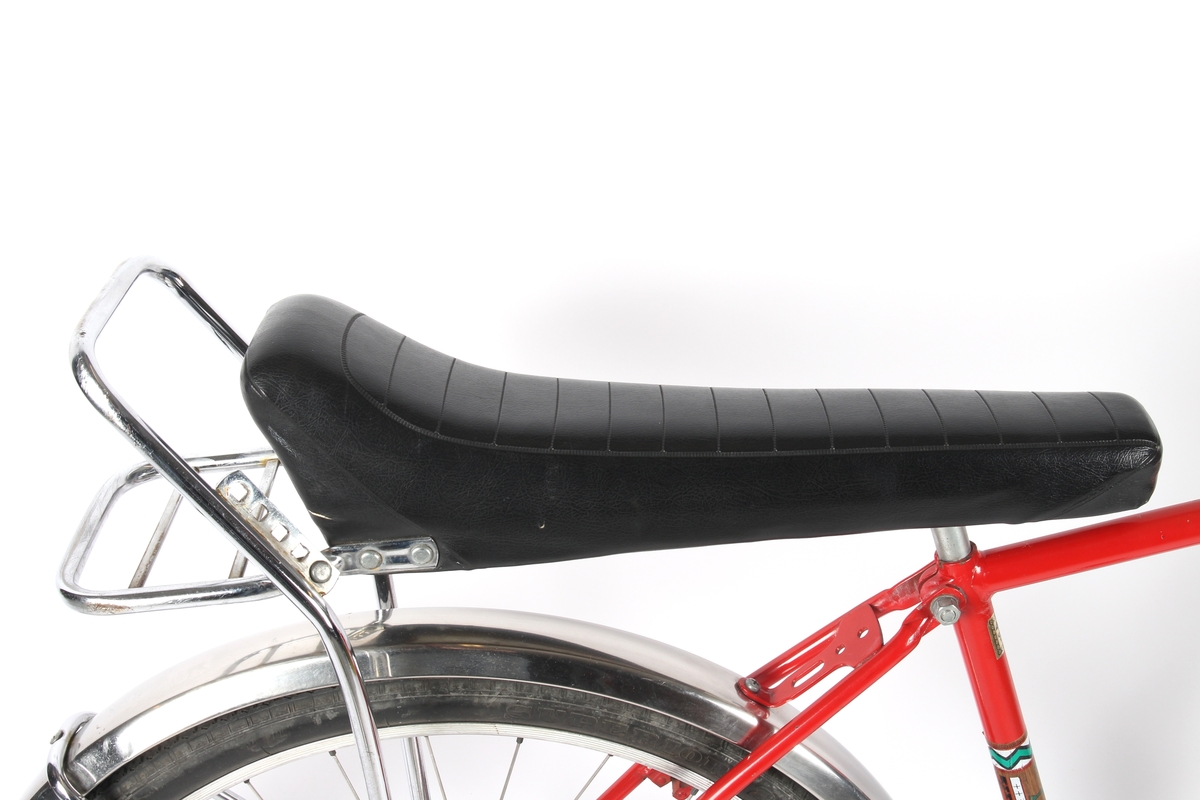 Rød guttesykkel med trippel gir. Sykkelen har to speil og et "dashbord" med reflekser montert på styret.