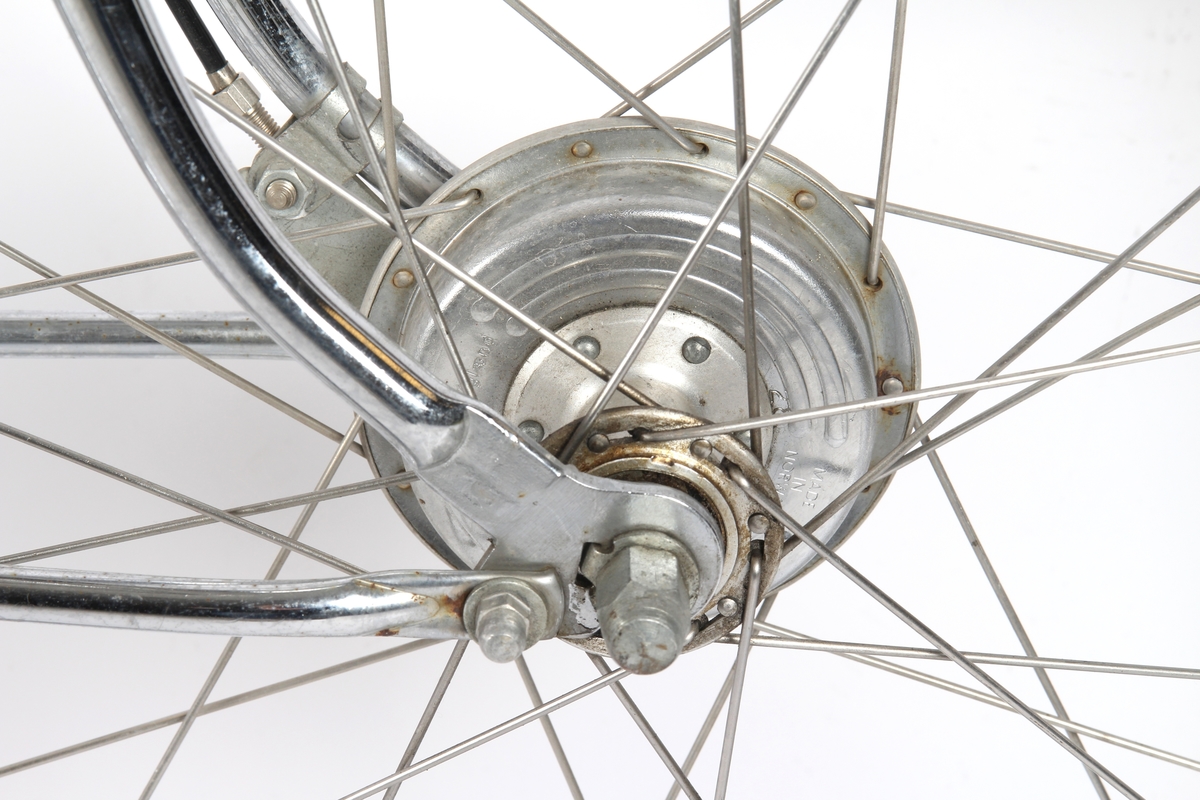 Rød guttesykkel med trippel gir. Sykkelen har to speil og et "dashbord" med reflekser montert på styret.