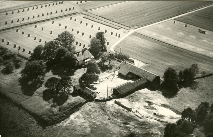 Enligt Bengt Lundins noteringar: "Flygfoto över Syltenäs gård".