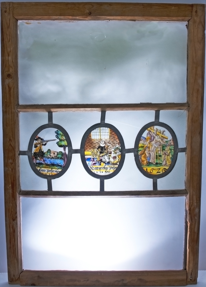 Fönster, med tre målade glas: en man som skjuter mot en fågel i ett träd; en kvinna vid spinnrock; Kristi korsnedtagning. De ha följande text: Johan Pehrssen 1632; Margareta Pehrssen 1632; 1626.
Målningarna (ovaler) äro 13,5x17cm.
Från Nor, Storviks Hammarby, Ovansjö sn, urspr. i en gård i Stocksbo by, Ovansjö. Den förste nybyggaren i Stocksbo var Pehr Andersson; efter honom nämnes som ägare Johan Pehrsson, som sannolikt är P.A.s son. J.P. var gift 2ggr, andra ggn m. Marit Pehrsdotter, d. 1656.