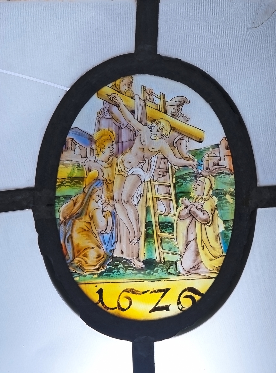 Fönster, med tre målade glas: en man som skjuter mot en fågel i ett träd; en kvinna vid spinnrock; Kristi korsnedtagning. De ha följande text: Johan Pehrssen 1632; Margareta Pehrssen 1632; 1626.
Målningarna (ovaler) äro 13,5x17cm.
Från Nor, Storviks Hammarby, Ovansjö sn, urspr. i en gård i Stocksbo by, Ovansjö. Den förste nybyggaren i Stocksbo var Pehr Andersson; efter honom nämnes som ägare Johan Pehrsson, som sannolikt är P.A.s son. J.P. var gift 2ggr, andra ggn m. Marit Pehrsdotter, d. 1656.