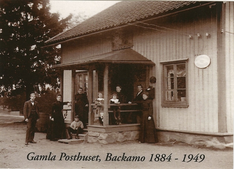 Enligt Bengt Lundins noteringar: "Gamla posthuset, Backamo 1884-1949. Nuvarande Café Gläntebo".