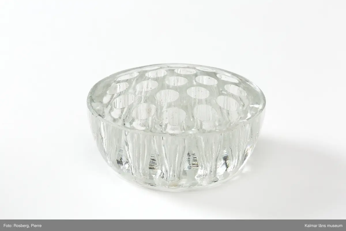 KLM 44943, Blomhållare, av glas. Blomställ av klarglas, rund, tätt med hål på översidan för att trä blomstjälkar i, för att göra blomsterarrangemang i vaser eller skålar.