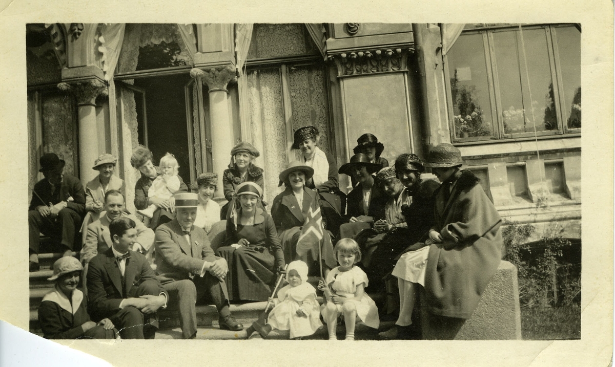 Fra Lykkeberg

17. mai 1924

Besøk hos A.J. Jacobsen på Lykkeberg

Anton Vogt (lege med lys hatt)