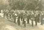 Grupporträtt av musikkåren vid Göta livgarde I 2 konserterar i garnisonssjukhusets park 1918.