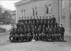 Fästningen. Göta trängkår, gruppbild utanför östra delen av slutvärnet, omkr 1900. Foto: Axel Sjöberg.