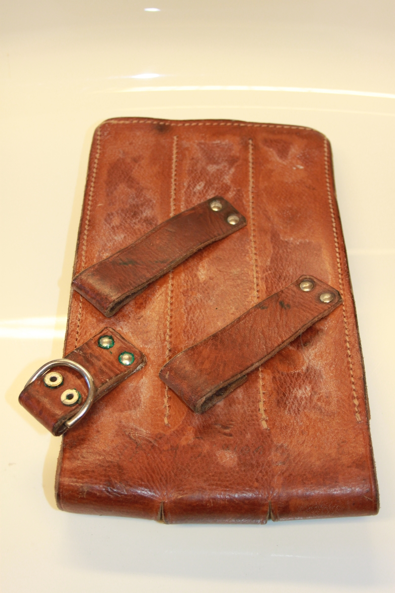 Taske i brunt lær. Med plass til 3 magasiner.