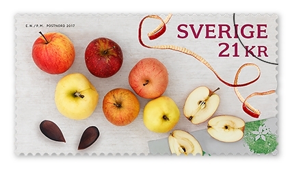 Självhäftande frimärken i häfte med fem frimärken med fem motiv. Motiven är på äpplen i olika format som must, mos och paj. Valör Utrikes 21 kr.