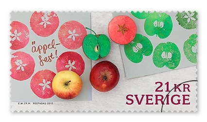 Självhäftande frimärken i häfte med fem frimärken med fem motiv. Motiven är på äpplen i olika format som must, mos och paj. Valör Utrikes 21 kr.