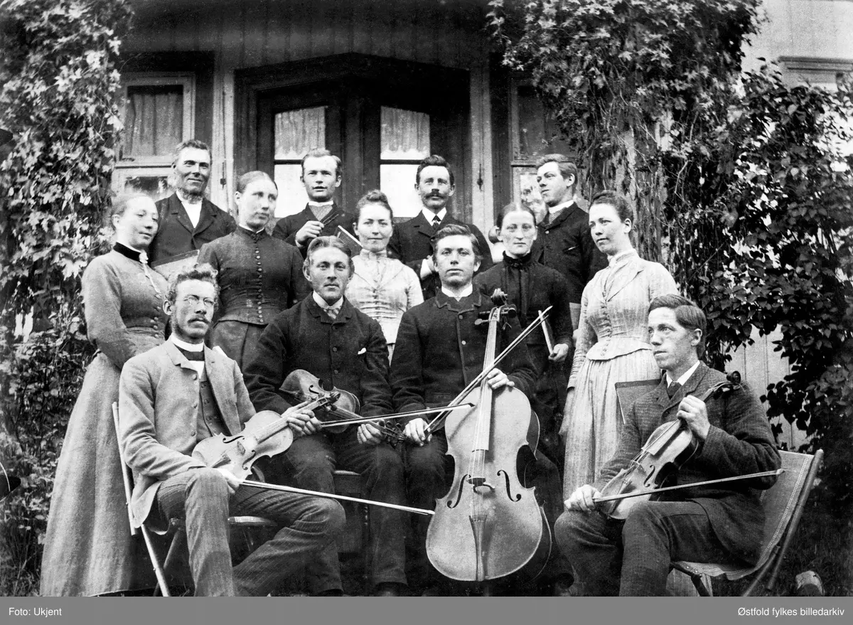 Sang- og musikkforeningen på Furuholmen i Varteig,  Sarpsborg 1887.
Dirigent Kristian Andersen med stemmegaffel. Han var læreri Varteig 1882-1892.
Foran fra venstre: 
Gunerius Furuholmen, Julius Lindemark, Oskar Sælid, Rikard Sælid. 
I midten:
Marit Pedersen, Martha Lunde, Marja Sælid, Lovise Brunsby, Katrine Sælid, 
Bakerst: 
Ola Sælid, Kristian Andersen, Olaves Eriksen Brunsby, Ole Brunsby