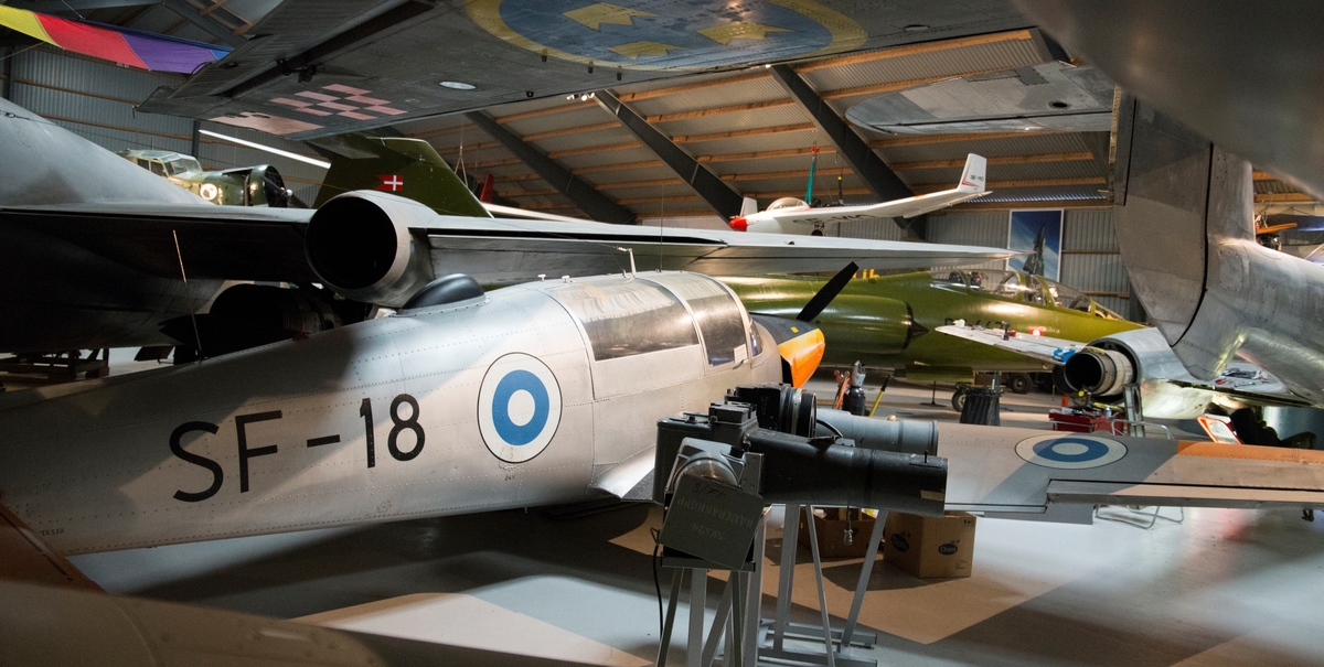 Skolflygplan, SK 50D
Saab 91D Safir, Finska Safir 

Märkning: På bakkroppen Finlands nationalitetsmärke och SF-18; på fenan igenkänningsnummer 18. Nosen, fenan och stabilisatorn är målade i orange.