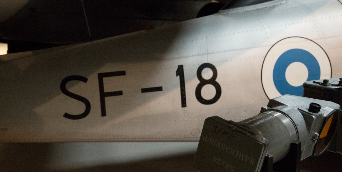 Skolflygplan, SK 50D
Saab 91D Safir, Finska Safir 

Märkning: På bakkroppen Finlands nationalitetsmärke och SF-18; på fenan igenkänningsnummer 18. Nosen, fenan och stabilisatorn är målade i orange.