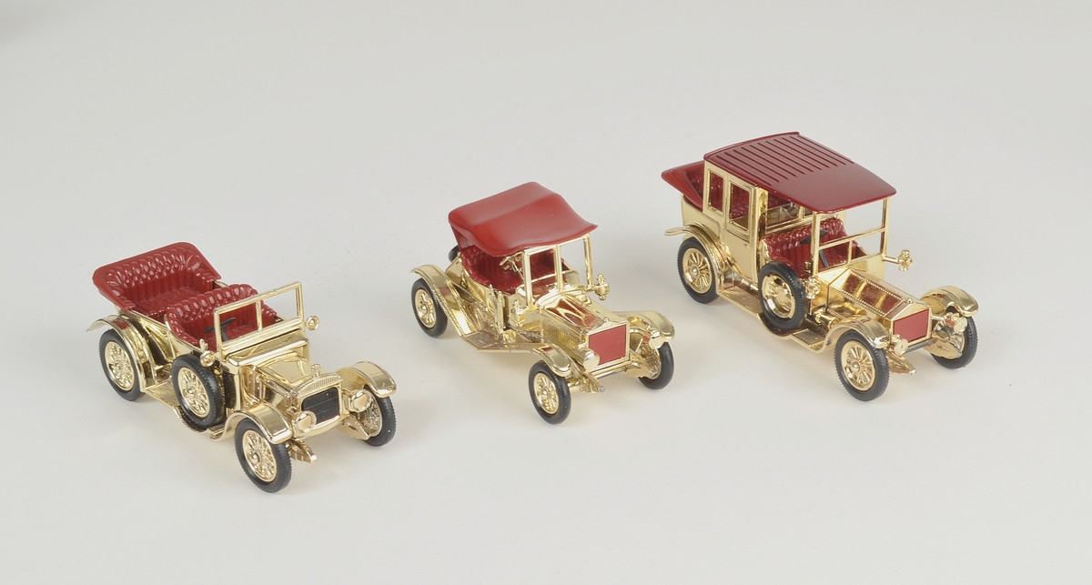 3 ulike lekebiler i original eske. Modeller av 1912 Rolls-Royce, 1911 Maxwell Roadster og 1911 Daimler