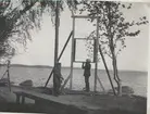 Ammunitionsfabriken i Karlsborg 1920-tal. Vid mätning med magnetiserade projektiler används galgar.