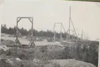 Ammunitionsfabriken i Karlsborg 1920-tal. Vid mätning med magnetiserade projektiler används galgar.