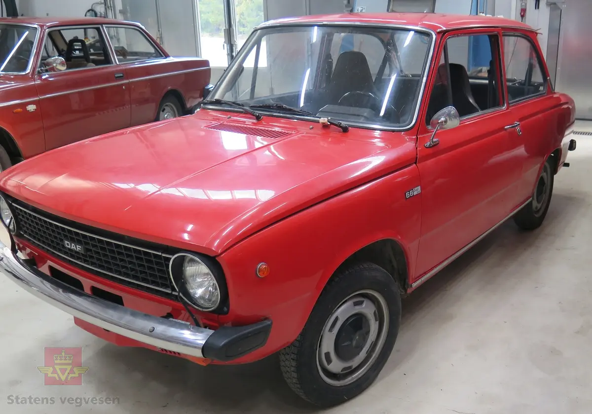 DAF 66 Super Luxe Vario. 2-dørs personbil. Den er utstyrt med variomatic = remdrift, det vil si at reima glir oppover og nedover "drivhjulene", etterhvert som man gir gass, og gir en variabel og behagelig giring. Den går dermed enten fremover eller bakover, noe som gjør at den er veldig enkel og morsom å kjøre. 
Motoren er en bensindrevet forbrenningsmotor på 1108 kubikkcentimeter. Original dekkdimensjon foran og bak er 135 SR x 14. Felgbredde 4 tommer. Antall sitteplasser er 4.