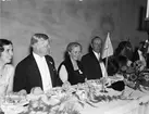 Gudrun Sahlgren, statsrådet Karl Gustaf Westman, Elisabeth Linnér och professor Jöran Sahlgren på Uppsala Rotaryklubbs charterfest i Rikssalen, Uppsala slott