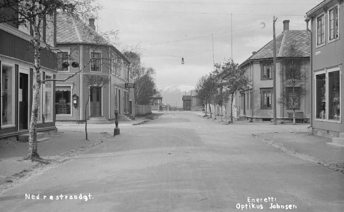 Nedre Strandgata sett nordover. T.h. A.Brandth, Kafe Centrum. Gullsmed A.Rørvik
T.v. 