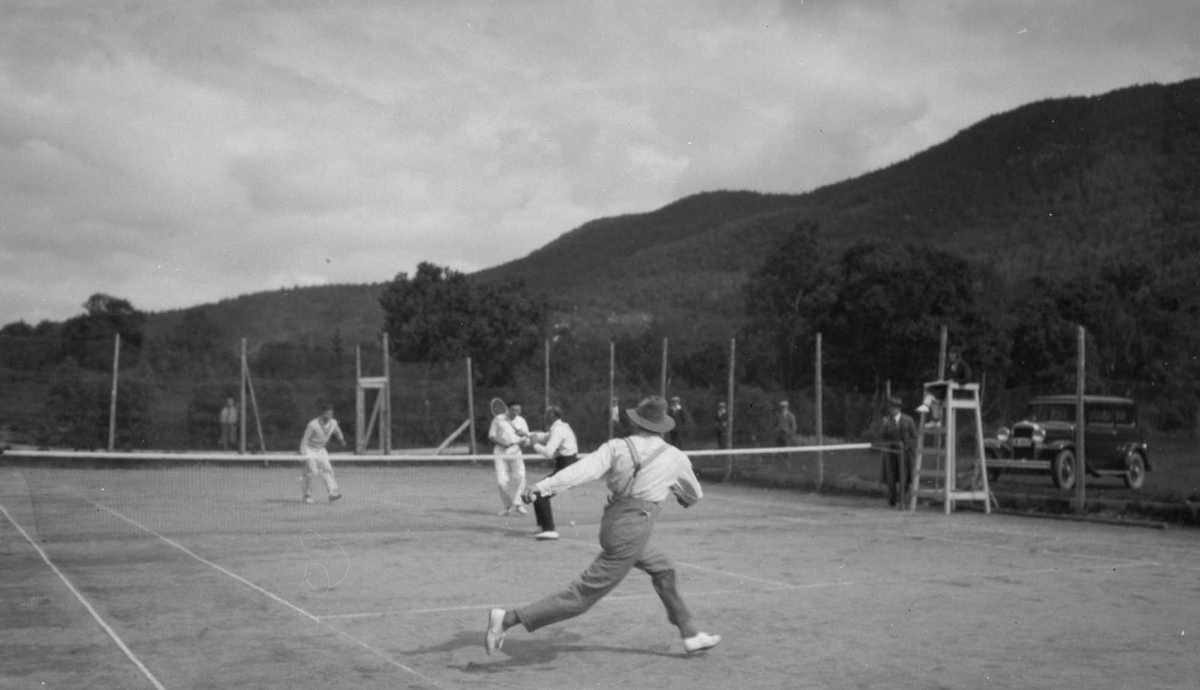 Tennismatch på Kippermoen. Bil, tilskuere, dommerstol.