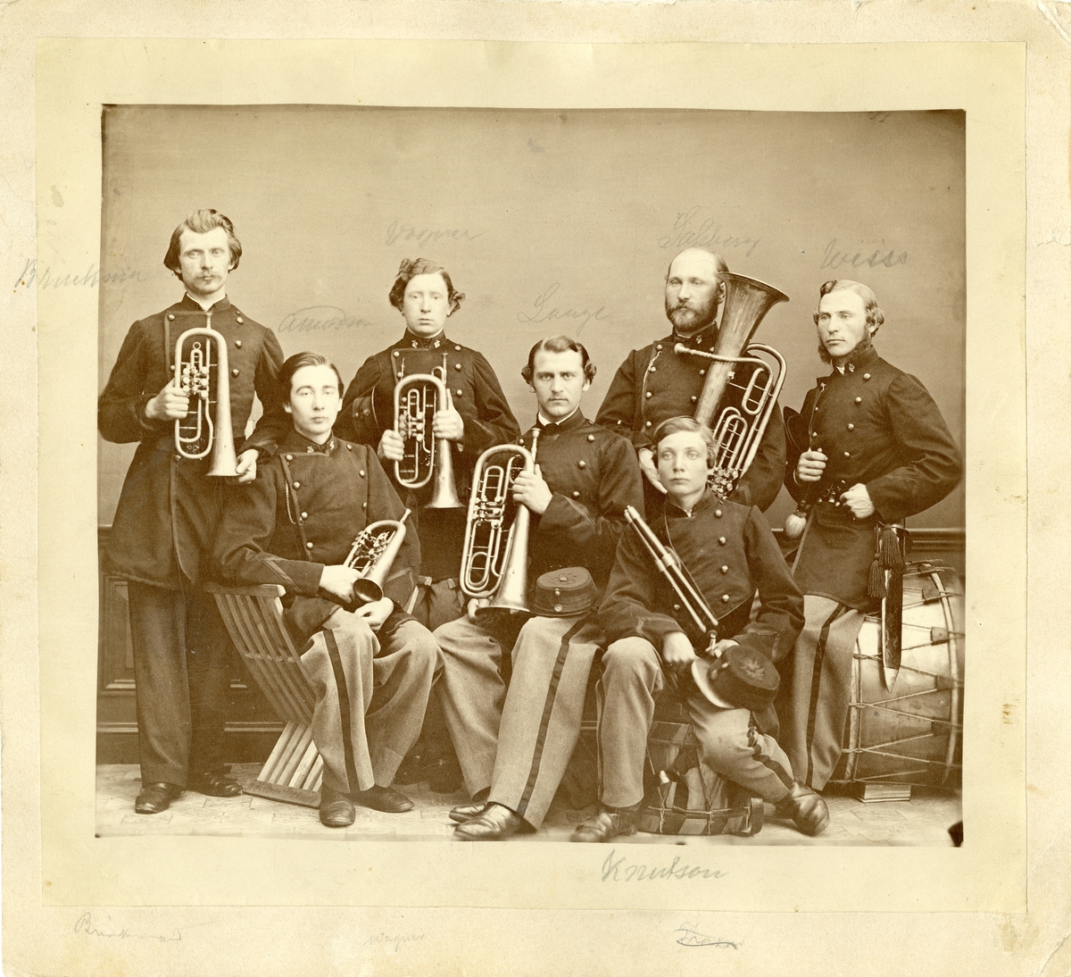 Gruppfoto av Uddevalla Skarpskyttekårs musikkår.