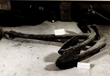 Skeppsankare, stark förrostat. Med röring och fals för stocken. Stocken saknas dock. Troligen från det i Öresund sjunkna örlogsskepp Morgonstjernan.