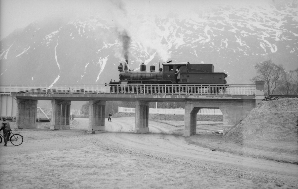 Damplokomotiv  på Jernbaneundergangen over Skjervbrua og Riksveg 50 under belastningsprøve av brua. I krysset Havnegt. ses en hvit trekant med beplantning laget av anton Hagen