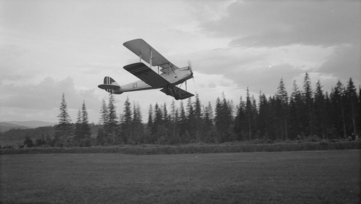 Flyoppvisning ved Kippermoen dobbeltdekker. Modell : DH60 Standard Moth