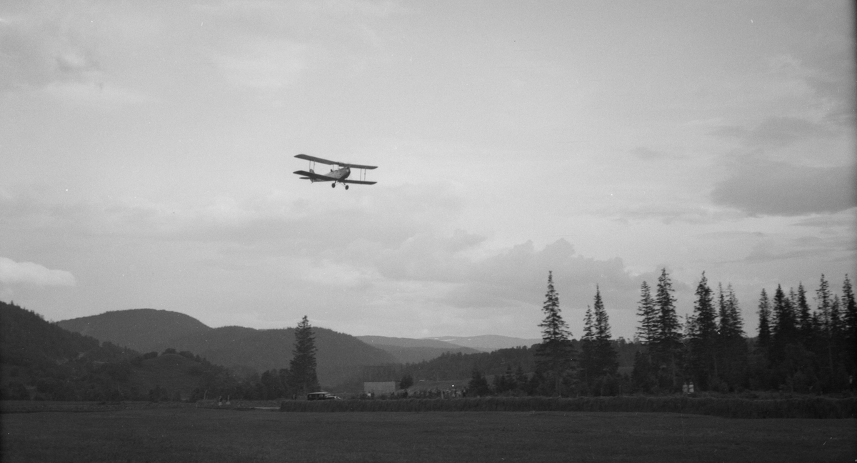 Flyoppvisning ved Kippermoen dobbeltdekker. Modell: DH60 Standard Moth
