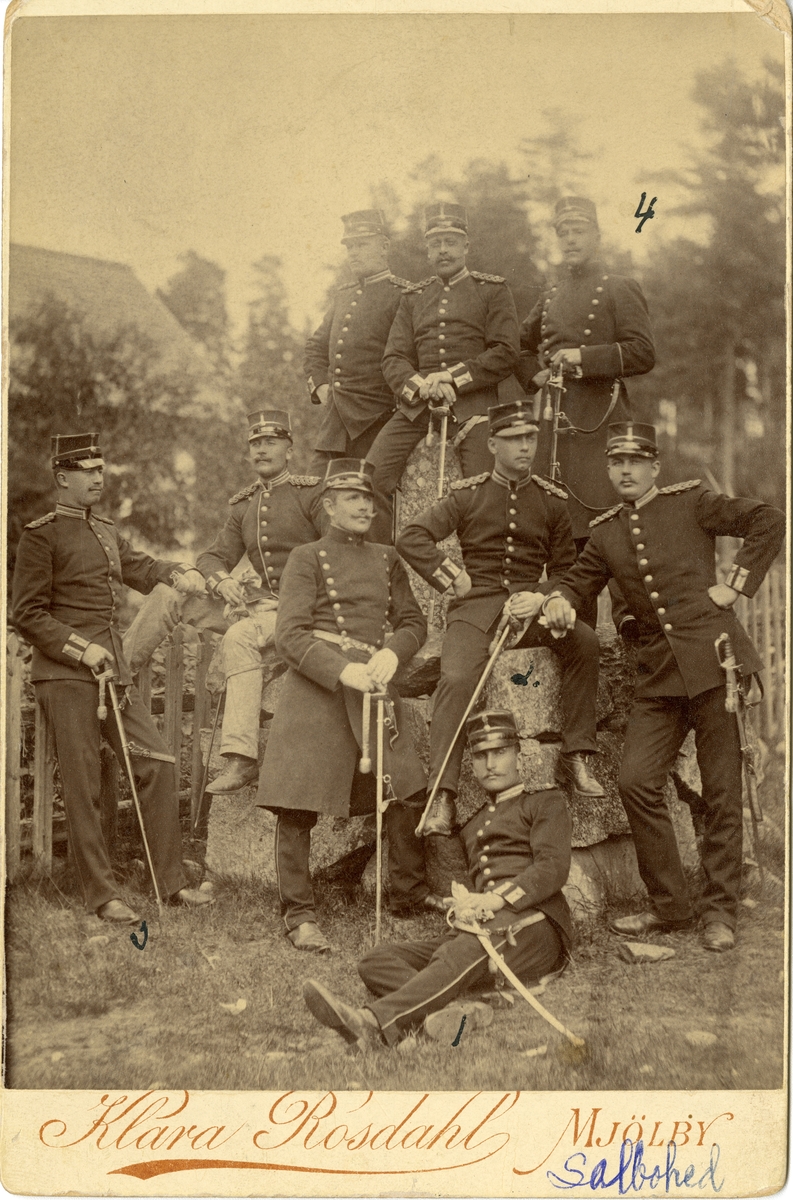 Grupporträtt av officerare vid Västmanlands regemente I 18 på Salbohed 1892.
för namn, se bild nr. 2.