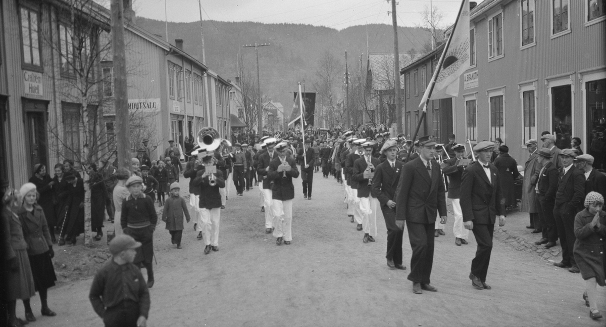 Hornmusikken Fram. 17 Mai tog i Petter Bechsgt. Arvid Tverå fremst til venstre.