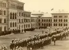 Kung Oscar II talar till Andra livgardet (Göta livgarde I 2) på Storgatan/Linnégatan år 1890.