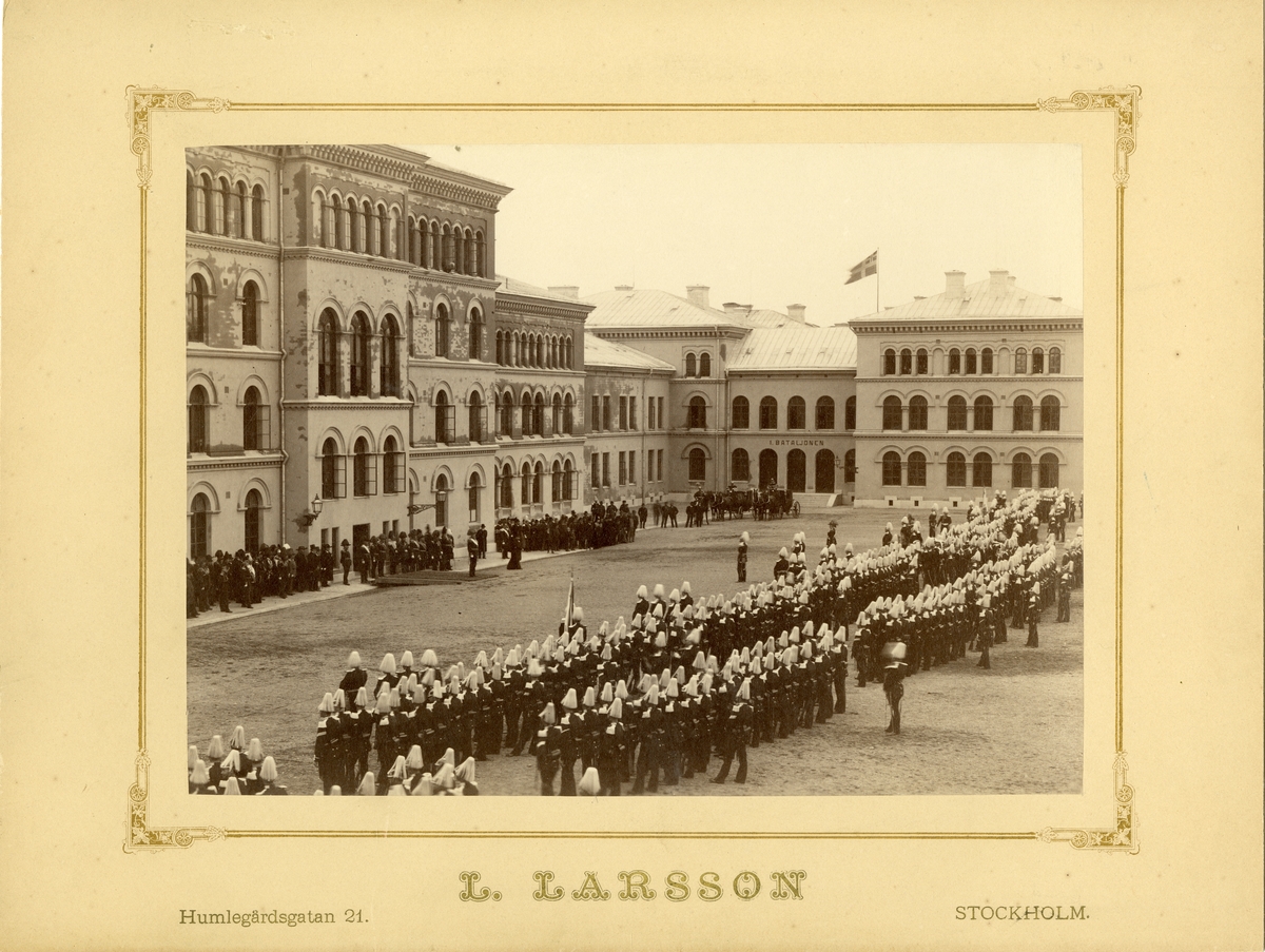 Kung Oscar II talar till Andra livgardet (Göta livgarde I 2) på Storgatan/Linnégatan år 1890.