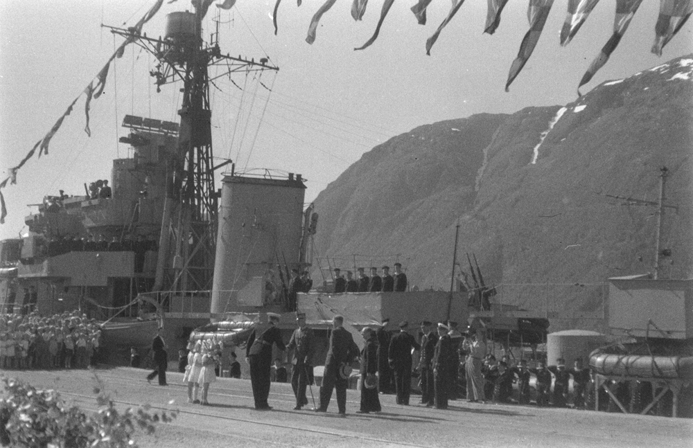 Kongebesøk, Kong Haakon og familie ankommer Mosjøen med Jageren KNM "Stord" i forbindelse med besøk i Hattfjelldal. Blir her tatt imot på Jernbanekaia.