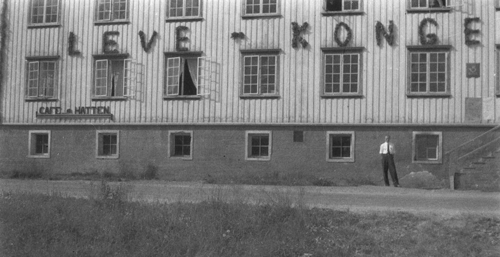 Kongebesøk, Cafe Hatten i Hattfjelldal er prydet med "Leve Kongen" på veggen i forbindelse med Kong Haakons besøk.