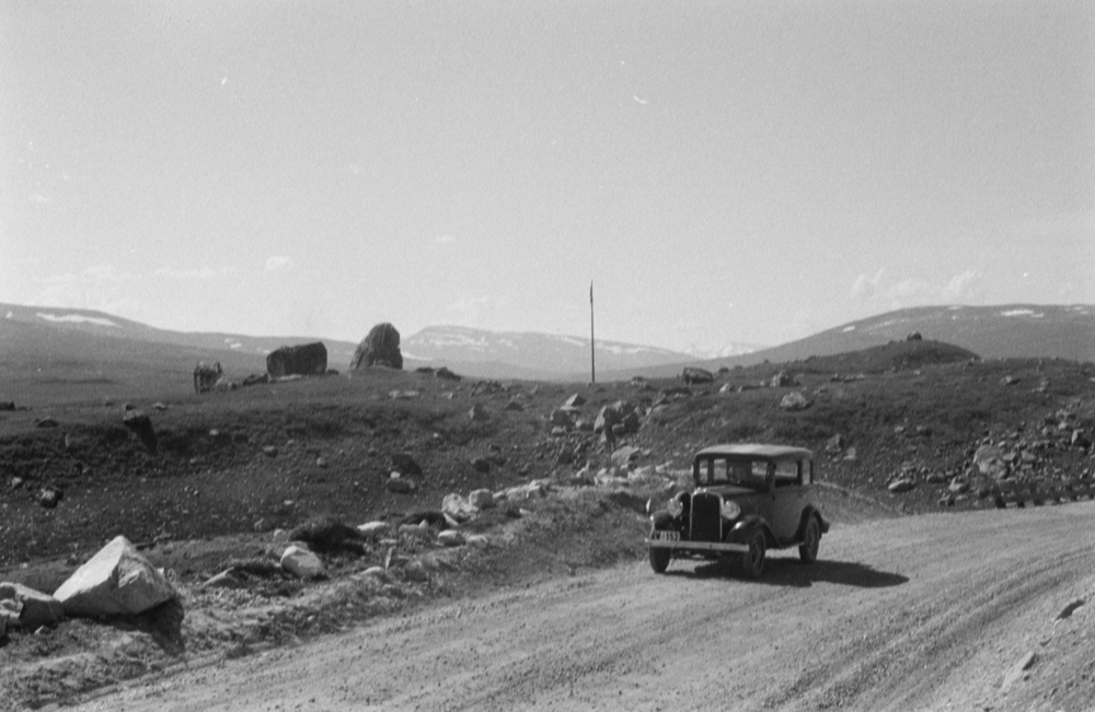 På tur til varemesse i Bodø 1937. I bil på Saltfjellet.