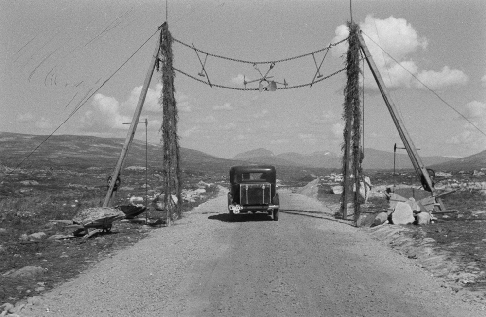 På tur til varemesse i Bodø 1937. I bil på Saltfjellet.