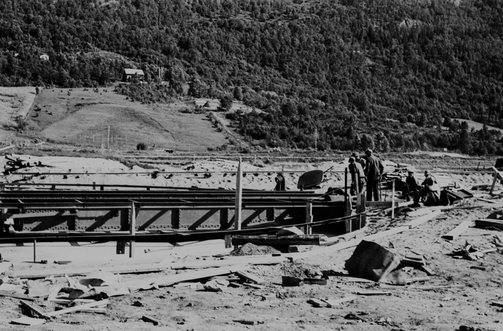 Under anleggsperioden på jernbanestasjonen.
Menn som arbeider på svingskiva. I bakgrunnen Dolstadåsen og vi skimter Vollanveien.