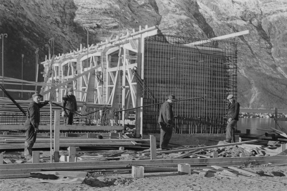 Fra arbeidet med byggingen av Jernbanekaia. Arbeid med forskaling og armering.