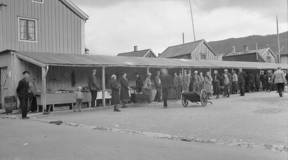 Fisketorget i Mosjøen, der hvor Domus står idag, fiskehandlere og kunder.
