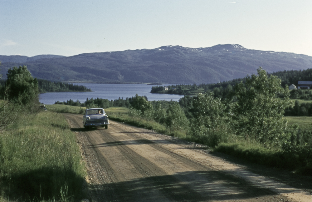 Biltur ukjent sted tihører serie med bilder. Bildet ser ut til å være tatt fra ca. Straum i retning sørvest med Fustvatnet og Vardfjellet i bakgrunnen