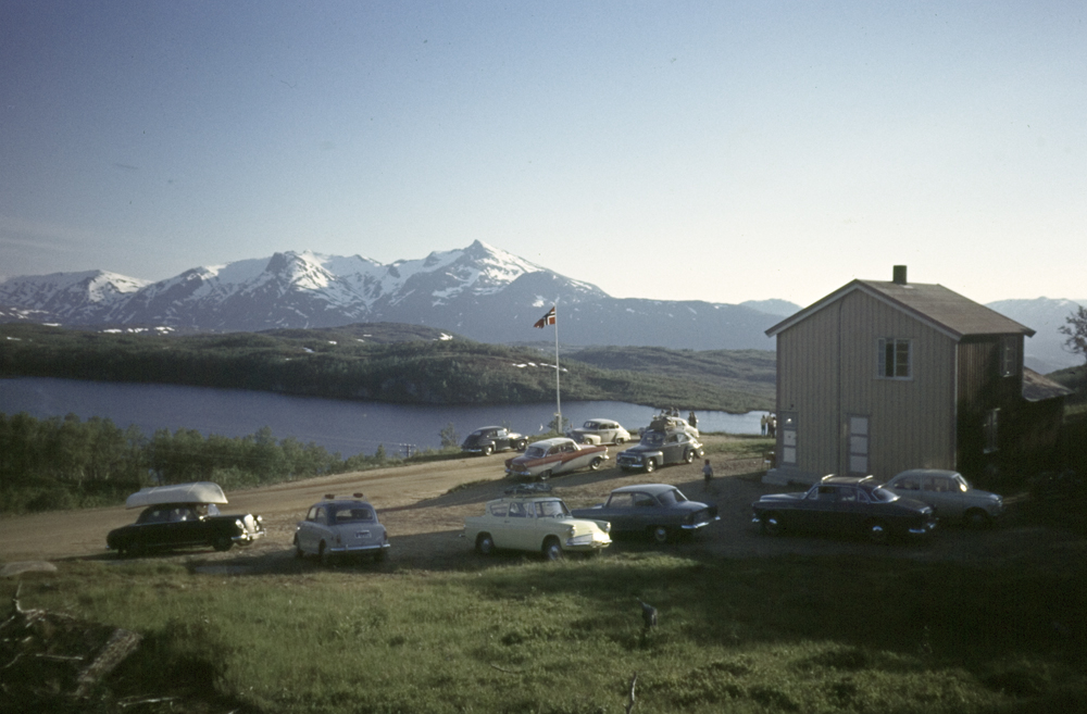 Utsikten kafe på Korgfjellet, biler parkert utenfor kafeen.