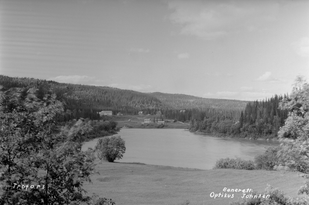 Trofors med Vefsna i forgrunnen.