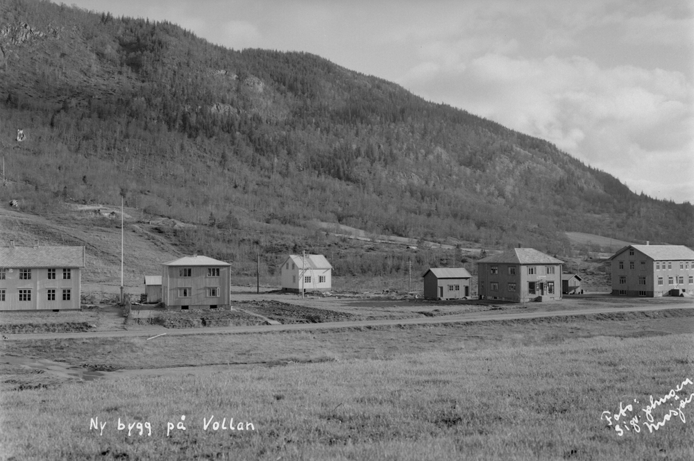 Fra Jernbaneområdet mot Vollanveien. Vi ser fra høyre:
Lyngengården Hotel (Vollanveien 15), Vollanveien 13, hvitt hus i Lyngenveien, Vollanveien 9 og helt til venstre hus som er revet nå?