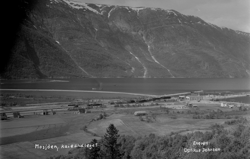 Oversikt over Vollan fra Dolstadåsen.
Vi ser jernbanen, lokstallen, kanaløra, Ørbradden, jernbanekaia under bygging, Vollanveien, sommerfjøs på Vollan, prestegårdsjordet.