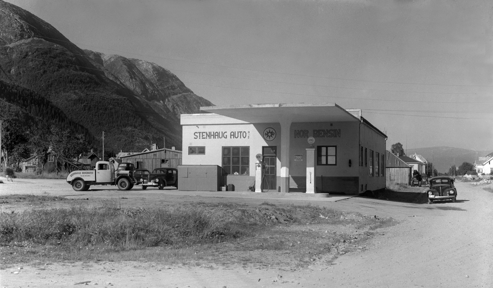 Stenhaug Auto AS i Tordenskjoldsgt. Bensinstasjon og bilverksted. Nor Bensin. Bergingsbil og andre biler.