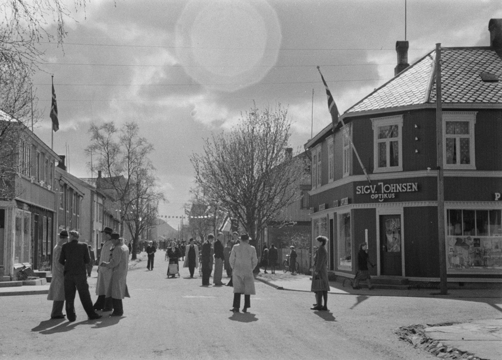 By og gatebilder, Mosjøen sentrum 17.mai.