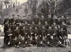 Grupporträtt av underofficerskåren vid Göta livgarde I 2 på norra Djurgården, 1890-tal. Fotot möjligen taget framför Björkbacken, en del av Göta Livgardes regementspark.