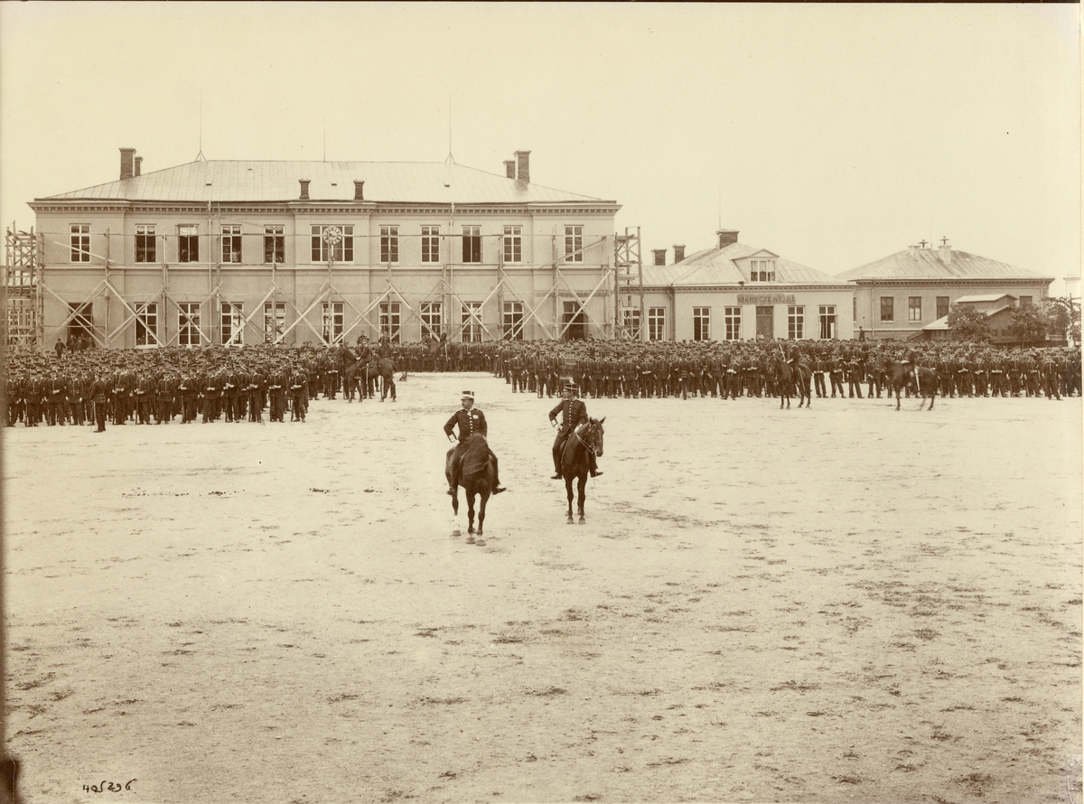 Göta livgarde I 2 uppställt på kaserngården 1906. Framför trupperna överste Johan Ludvig August Falkman till häst.