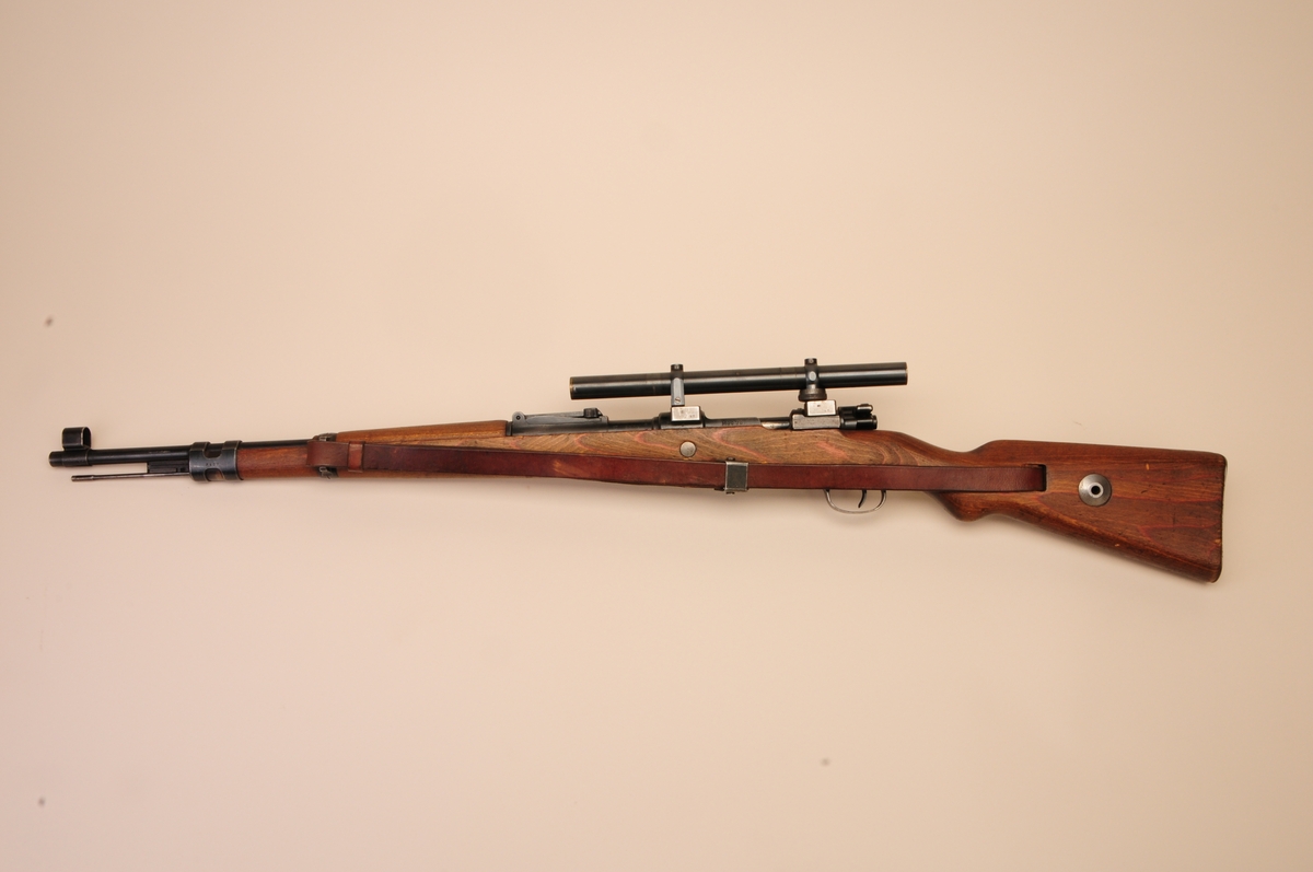 Tysk Mauser K98k påmontert noskinnkjøpt Viogtländerkikkert. Kikkerten er en av de 1000 som ble kjøpt inn til de 1000 kikkertsiktegeværene som ble laget av Krag-Jørgensengeværet.